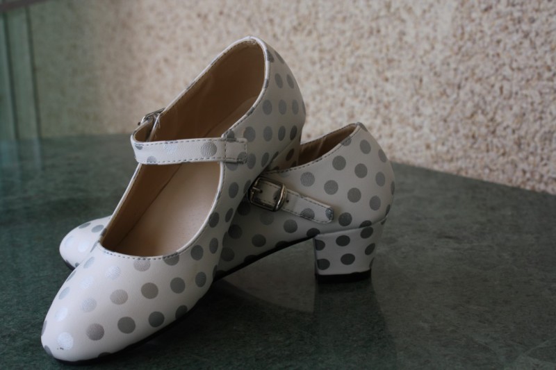Wit met zilveren stippen schoen met klein hakje uit Spanje